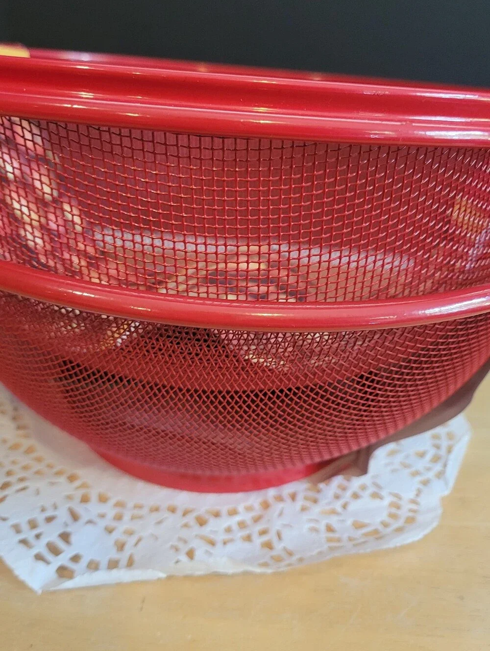 Apple-Shaped Plastic Mesh Fruit Basket w/ Lid, Free Standing, Large 9in Red. NEW